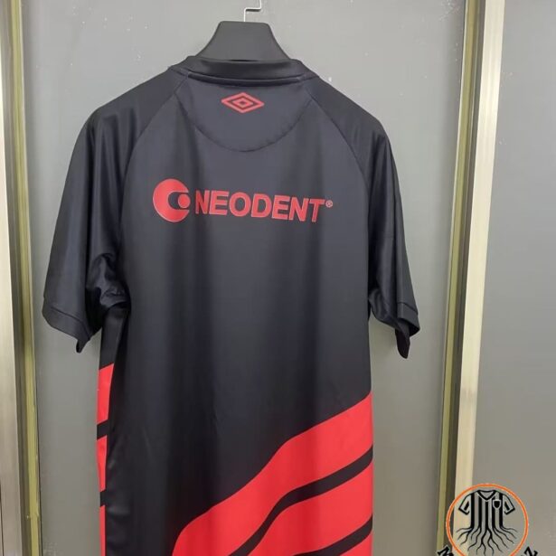 Miniatura de Camisa Futebol Atlético Paranaense – Modelo 2024 – Preta e Vermelha