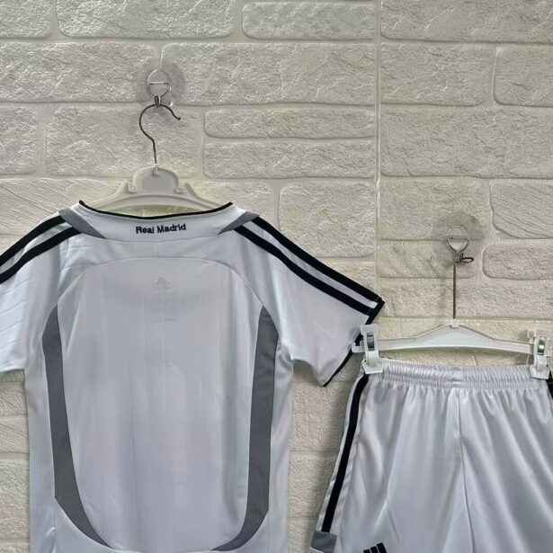 Miniatura de Kit Infantil Camisa e Shorts Futebol Real Madrid – Retrô 2006