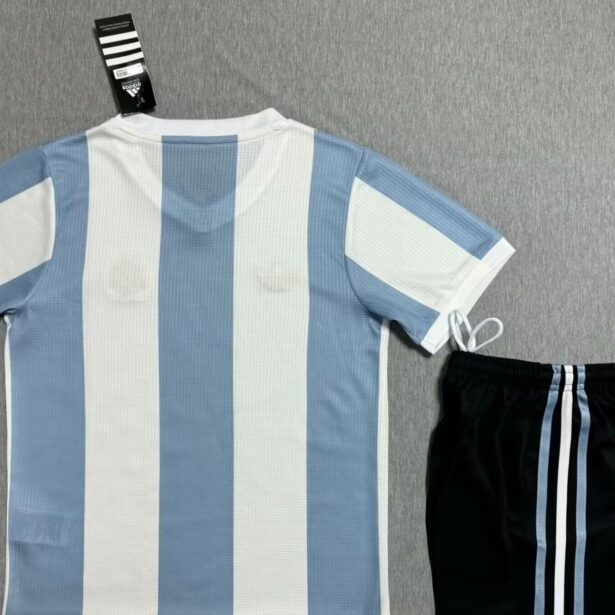 Miniatura de Kit Infantil Camisa e Shorts Futebol Argentina – Retrô 2025
