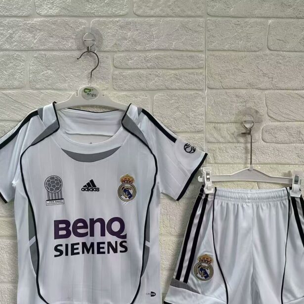 Kit Infantil Camisa e Shorts Futebol Real Madrid - Retrô 2006
